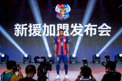 顶级前锋身穿新球队球衣亮相发布会